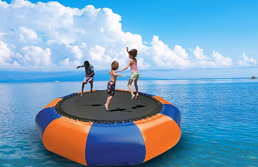 Trampoliny wodne – Idealna zabawa na lato!