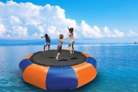 Trampoliny wodne – Idealna zabawa na lato!