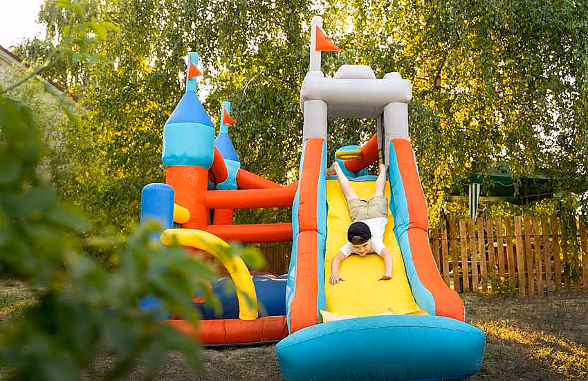 Atrakcje plenerowe na majówkę – zorganizuj niezapomniany piknik z AktywnyPlener.pl