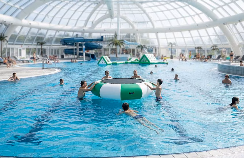 Trampoliny wodne w aquaparku jako dodatkowa atrakcja - dlaczego warto zainwestować w tę rewolucyjną rozrywkę wodną?
