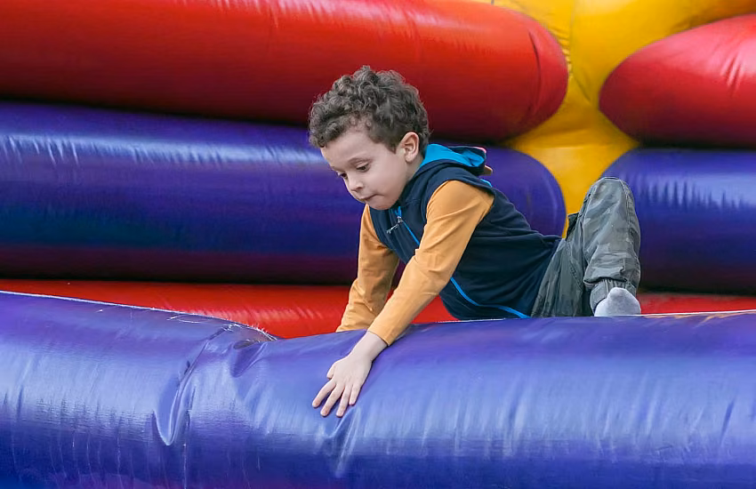 Dmuchańce Premium Indoor – Jak Zmienić Halę Sportową w Park Rozrywki
