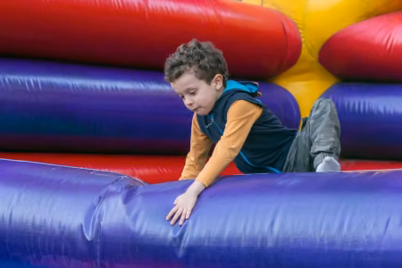 Dmuchańce Premium Indoor – Jak Zmienić Halę Sportową w Park Rozrywki